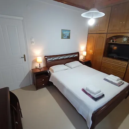 Rodomelo House With Terrace - 4 Bedrooms Leonidio