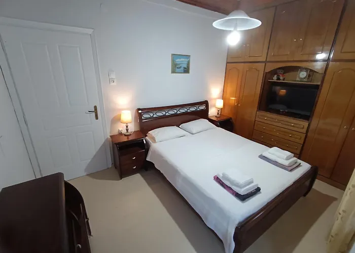 Rodomelo House With Terrace - 4 Bedrooms Leonídion